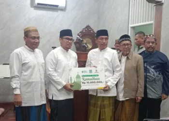 Yayasan Masjid Dzarratul Muthmainnah Batan Indah Rutin Beri Beasiswa Kepada Yatim dan Dhuafa