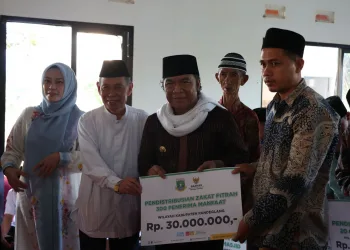 Awali Safari Ramadan, Pj Gubernur Banten Al Muktabar Bagikan Bantuan