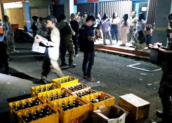 Petugas Satpol PP Tangsel Sita Ratusan Botol Miras dari Tempat Hiburan Malam