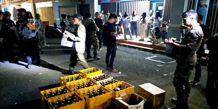 Petugas Satpol PP Tangsel Sita Ratusan Botol Miras dari Tempat Hiburan Malam