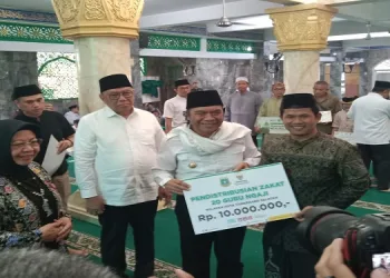 Berkah Ramadhan di Lengkong Gudang Serpong, Pj Gubernur Banten Kenalkan Mesin Beras