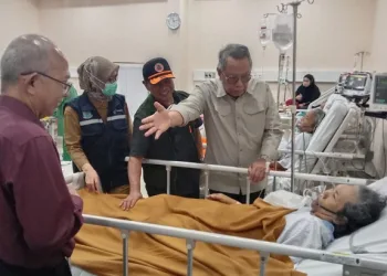 Tiba di RS Mitra Plumbon, Wali Kota Tangsel Temui Korban Kecelakaan Bus Terguling di Tol Cipali