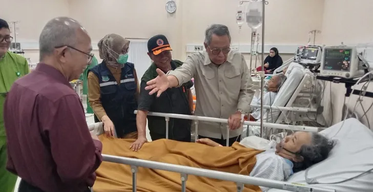 Tiba di RS Mitra Plumbon, Wali Kota Tangsel Temui Korban Kecelakaan Bus Terguling di Tol Cipali
