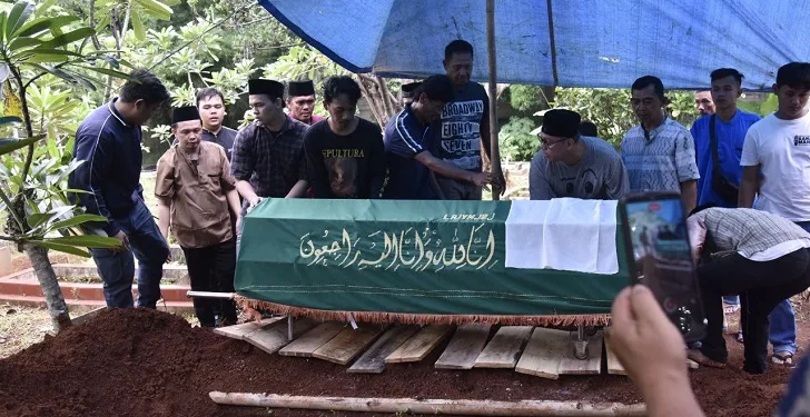 Jenazah Korban Bus Terguling di Tol Cipali Dimakamkan di TPBU Pladen Pondok Ranji