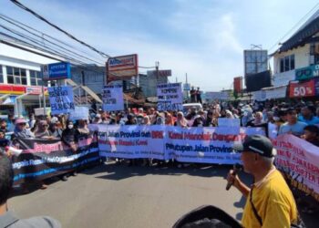 Ratusan Warga Demo Penutupan Jalan Raya Puspiptek oleh BRIN: Mereka Menutup Rezeki Kami