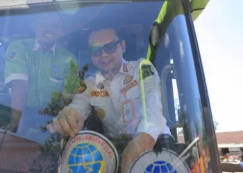 Dishub Kota Tangerang Berikan Simbol Stiker Pada Angkutan Mudik Layak Jalan