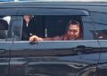 Diteriaki Massa, Camat Setu Hanya Lambaikan Tangan dari Mobil Saat Aksi Demo Penutupan Jalan Raya Puspiptek oleh BRIN
