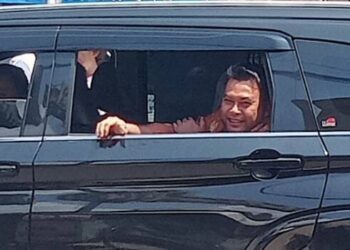 Diteriaki Massa, Camat Setu Hanya Lambaikan Tangan dari Mobil Saat Aksi Demo Penutupan Jalan Raya Puspiptek oleh BRIN