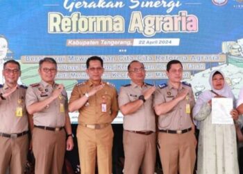 Pj Bupati Tangerang Hadiri Gerakan Sinergi Reforma Agraria dan Serahkan Sertifikat PTSL