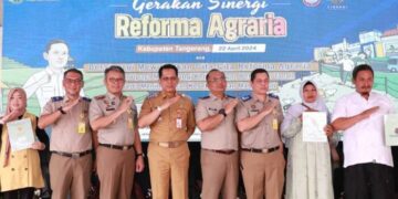 Pj Bupati Tangerang Hadiri Gerakan Sinergi Reforma Agraria dan Serahkan Sertifikat PTSL