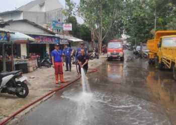 BPBD Kota Tangerang Bersihkan Sisa Lapak PKL Pasar Sipon Cipondoh Dengan Menurunkan 12 Personil