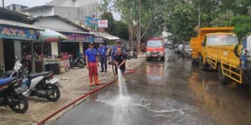 BPBD Kota Tangerang Bersihkan Sisa Lapak PKL Pasar Sipon Cipondoh Dengan Menurunkan 12 Personil