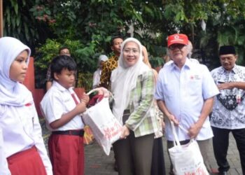 PMI Kota Tangerang Salurkan Bantuan Alat Sekolah Pada 300 Siswa SD Tidak Mampu