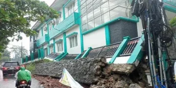 Hujan Lebat di Tangsel Sebabkan Genangan, Pohon Tumbang, Longsor dan Tembok Roboh