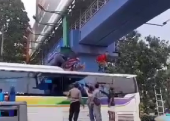 Niat Bunuh Diri Loncat dari JPO Serpong, Pria Ini Malah Mendarat di Atap Bus!
