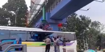Niat Bunuh Diri Loncat dari JPO Serpong, Pria Ini Malah Mendarat di Atap Bus!