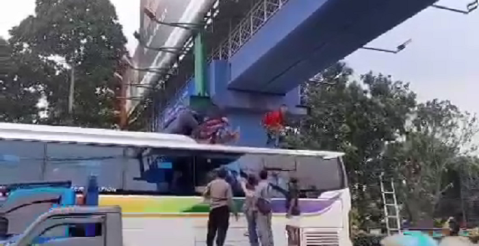 Niat Bunuh Diri Loncat dari JPO Serpong, Pria Ini Malah Mendarat di Atap Bus!