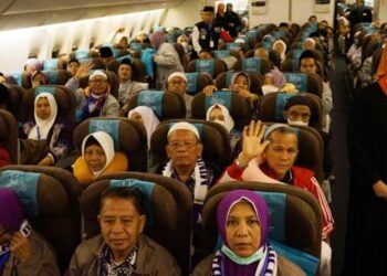 Garuda Indonesia Terbangkan 393 Calon Jemaah Haji Kloter Pertama di Bandara Soetta Tangerang