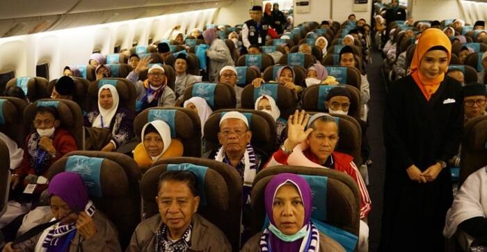 Garuda Indonesia Terbangkan 393 Calon Jemaah Haji Kloter Pertama di Bandara Soetta Tangerang