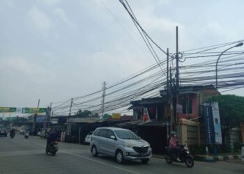 Warga Pamulang Risih Lihat Kabel Fiber Optik Semrawut dan Berantakan