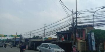 Warga Pamulang Risih Lihat Kabel Fiber Optik Semrawut dan Berantakan