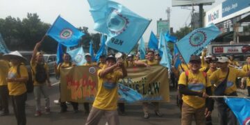 Ratusan Buruh dari Tangerang Selatan Berangkat Menuju Jakarta, Ini Tuntutannya!