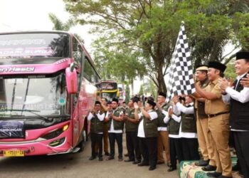 Tangerang, HALOBANTEN.COM - Sebanyak 393 jamaah haji asal Kabupaten Tangerang diberangkatkan menuju Tanah Suci Mekkah pada kloter pertama