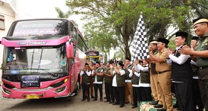 Tangerang, HALOBANTEN.COM - Sebanyak 393 jamaah haji asal Kabupaten Tangerang diberangkatkan menuju Tanah Suci Mekkah pada kloter pertama