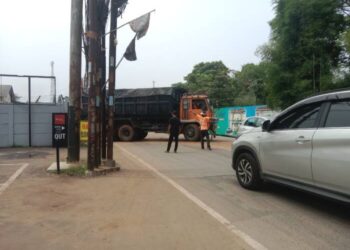 Aktivitas Penggalian dan Pengangkutan Tanah di Buaran Serpong Timbulkan Debu dan Jalan Raya Puspiptek Kotor