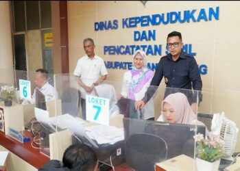 Sidak ke Disdukcapil, Wabup Tanto Periksa Proses Pengurusan Dokumen Kependudukan