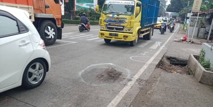 Jalan Provinsi di Tangsel Telan Korban Jiwa, Pemotor Tewas Usai Injak Lubang di Bahu Jalan Raya Puspiptek