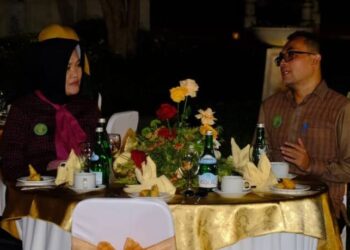Ketua Dekranasda Provinsi Banten Tine Al Muktabar Kenakan Pakaian Berbahan Tenun Baduy