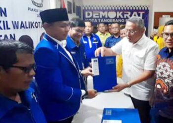 Pakaian Benyamin dan Pilar Saga Jadi Sorotan Saat Kembalikan Formulir Balon Kepala Daerah ke Partai Demokrat Tangsel