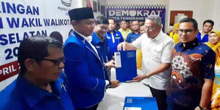 Pakaian Benyamin dan Pilar Saga Jadi Sorotan Saat Kembalikan Formulir Balon Kepala Daerah ke Partai Demokrat Tangsel