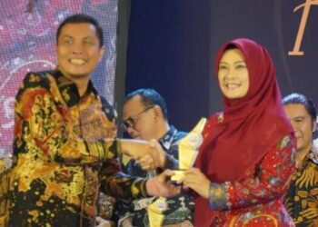 Bupati Pandeglang Raih Penghargaan Tokoh Pelopor Mal Pelayanan Publik