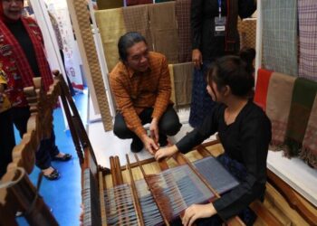 Pj Gubernur Banten Al Muktabar Kenakan Wastra Tenun Baduy