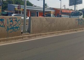 Flyover Cisauk Tercoreng Vandalisme dan Sampah