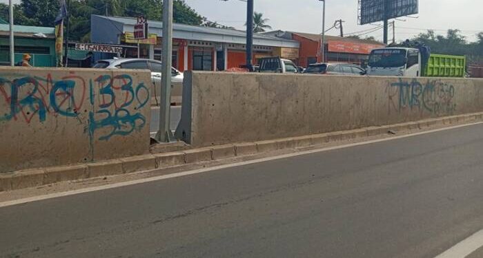 Flyover Cisauk Tercoreng Vandalisme dan Sampah