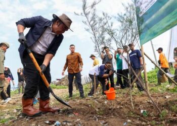 Pj Gubernur Banten Al Muktabar Ajak Masyarakat Bersama Menjaga Lingkungan