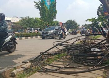 Kabel-kabel Berserakan di Trotoar Pamulang Membahayakan Pejalan Kaki
