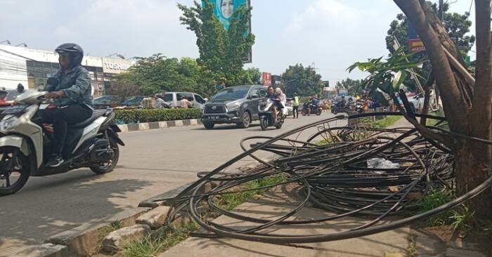 Kabel-kabel Berserakan di Trotoar Pamulang Membahayakan Pejalan Kaki