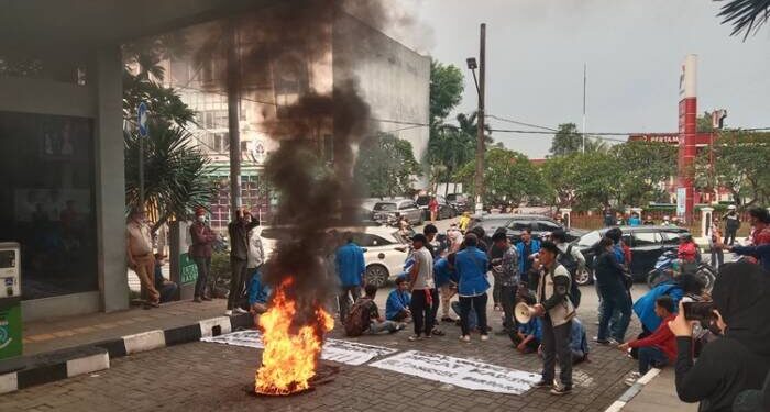 Demo Mahasiswa Unpam di Puspemkot Tangsel Memanas, Dari Bakar Ban Hingga Bentrok dengan Satpol PP