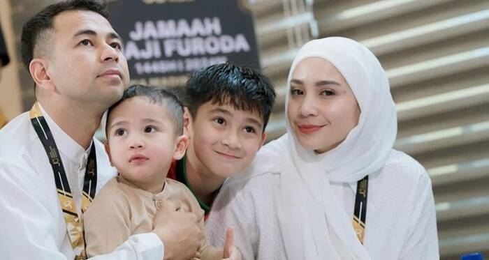 Raffi Ahmad dan Nagita Slavina Boyong keluarga dan Karyawannya Tunaikan Ibadah Haji