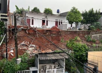 Tanah Longsor Tutup Akses Jalan Sari Mulya Menuju Puri Serpong Tangsel