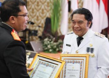 Hari Bhayangkara ke-78, Pj Gubernur Banten Al Muktabar Raih Penghargaan Atas Sinergi Dalam Membantu Tugas Polda Banten