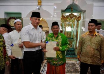 Masjid Sunan Giri di Gresik Akhirnya Punya Sertipikat yang Diserahkan Langsung Menteri AHY