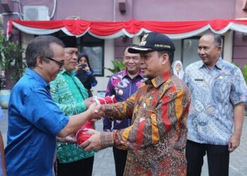 Jelang HUT RI ke 79 Pj Wali Kota Tangerang Bagikan 1000 bendera Merah Putih Pada Masyarakat