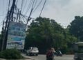 WASPADA! Tiang Kabel Fiber Optik di Tanjakan Parakan Pamulang Miring ke Jalan