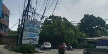 WASPADA! Tiang Kabel Fiber Optik di Tanjakan Parakan Pamulang Miring ke Jalan