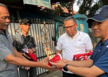 Sambut HUT RI ke 79, Pemkot Bagikan Bendera dan Ajak Masyarakat Bersih-Bersih Lingkungan